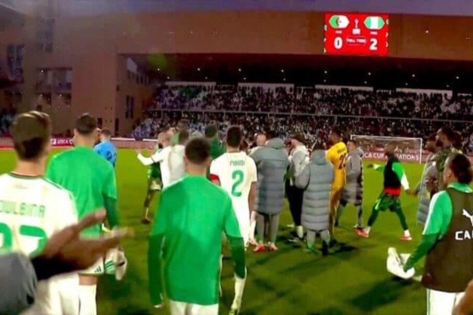 La CAF inflige de lourdes sanctions à l’Algérie après les incidents face au Nigéria