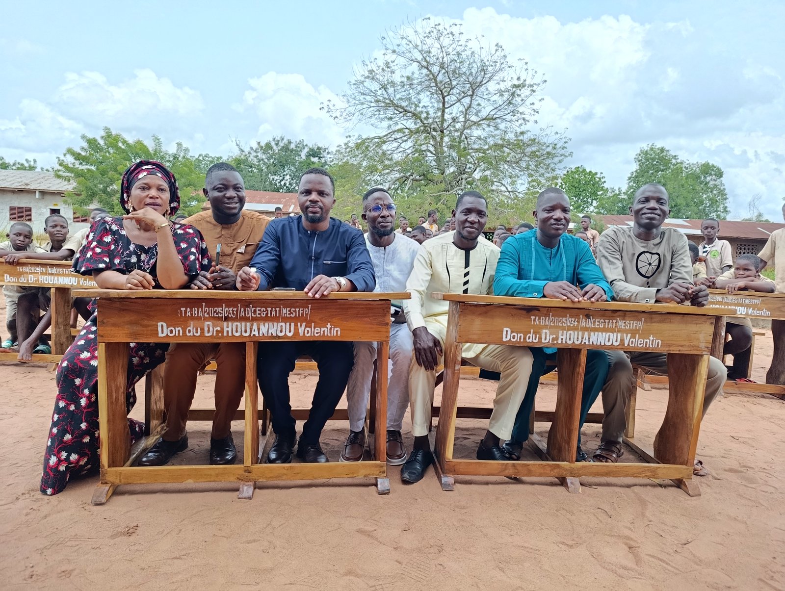 Dr Valentin Houannou dote le CEG Tatonnonkon de tables-bancs