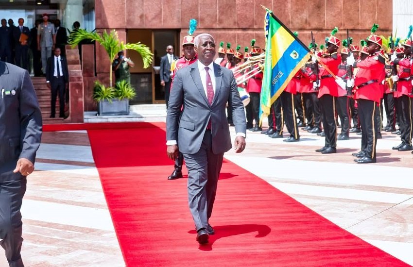 Oligui reçoit la démission du premier ministre Raymond Ndong Sima