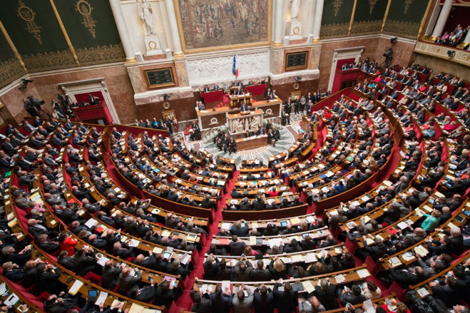 Les députés votent la création d’un droit à l’aide à mourir
